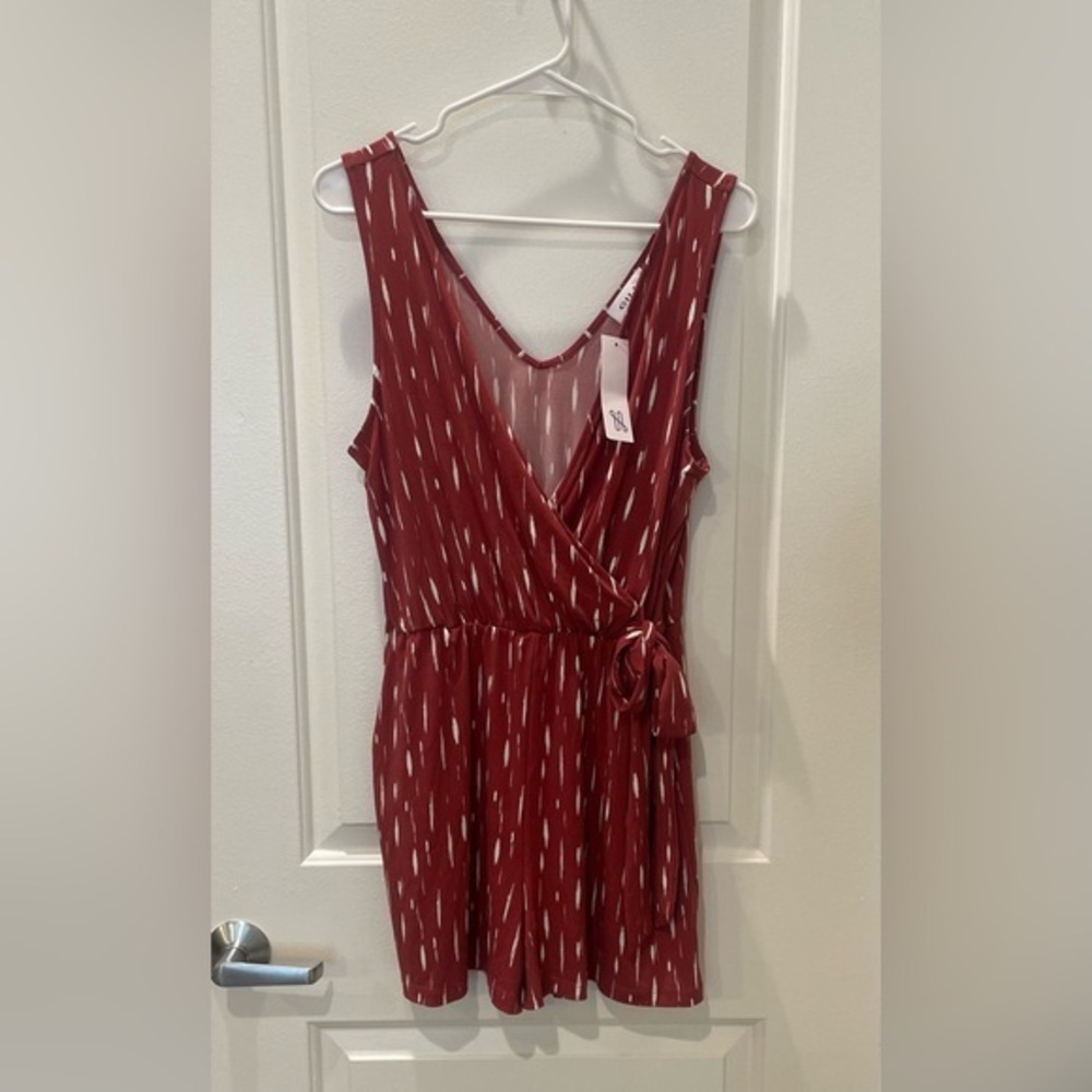 NEW…GILLI Jollie Sleeveless Surplus Neck Romper